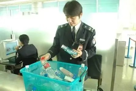 乘坐飞机过安检禁止带液体,为什么机场超市中可以买到?