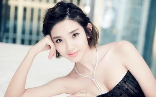 顺利产女后出院的唐艺昕，是否在整个生产过程中都有丈夫陪同？