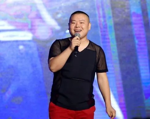 岳云鹏曾开豪车参加姐姐婚礼，比草根明星王宝强回乡还气派，他开的什么车？