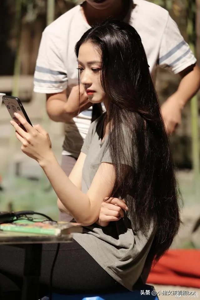 《乘风破浪的姐姐里面，为什么万茜那么受女明星的欢迎？