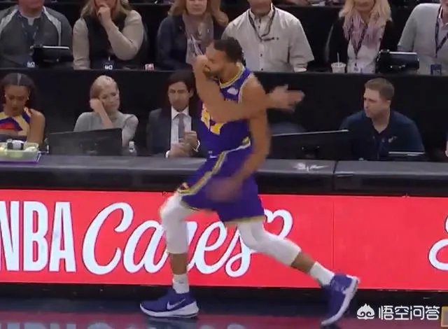 戈贝尔推倒哈登被吹犯规，打翻技术台的物品，遭裁判驱逐出场，哈登这球假摔了吗？