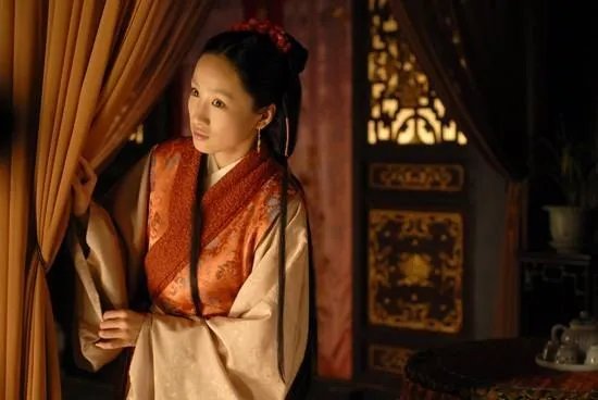 新红楼梦里饰演花袭人李艳的一张剧照。