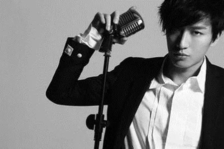 乔任梁追悼会现场 Kimi走了他们都哭了