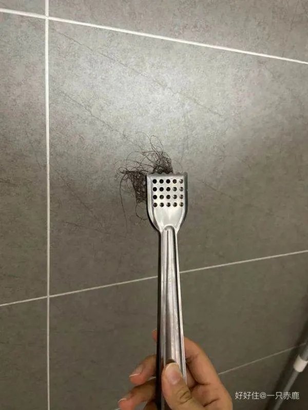 请你说说在我们身边有哪些不良习惯对我们周围的环境造成了严重污染，并对环保工作提出自己的建议。200字左右的倡仪书