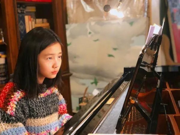 13岁黄多多染金发现身机场，她最适合哪个发色？