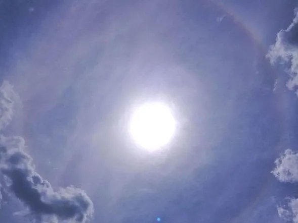 北京同时出现日晕和七彩云是怎么回事？