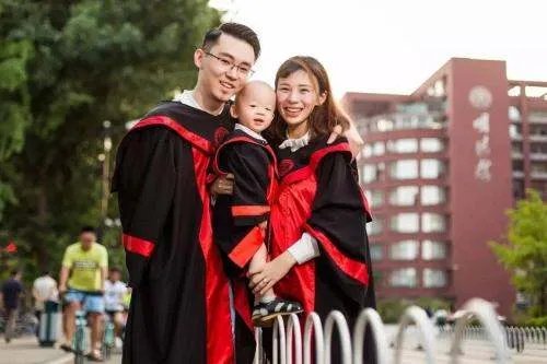 本科生带老婆孩子拍毕业照，为何27岁才本科毕业？