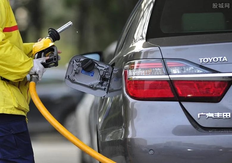 油价调整消息：6月14日油价或将大幅上调 车主们要注意啦