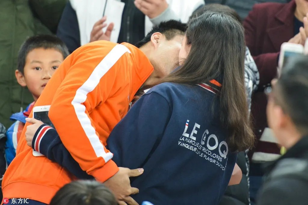 鲁能球迷看台求婚浪漫吧？