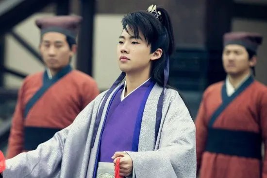 为什么郭麒麟现在登上了这么多的综艺，背后到底有谁在为其撑腰？