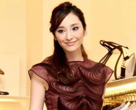 吴佩慈为嫁豪门6年连生4胎，为何41岁依然未婚 ？