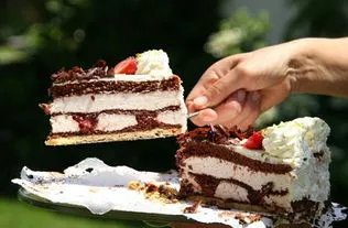 在温馨浪漫的婚礼上，美丽的蛋糕为什么不是吃掉而是砸在新人脸上？