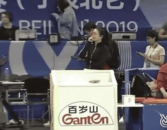 巩俐探班中国女排训练！为演好教练郎平认真做笔记