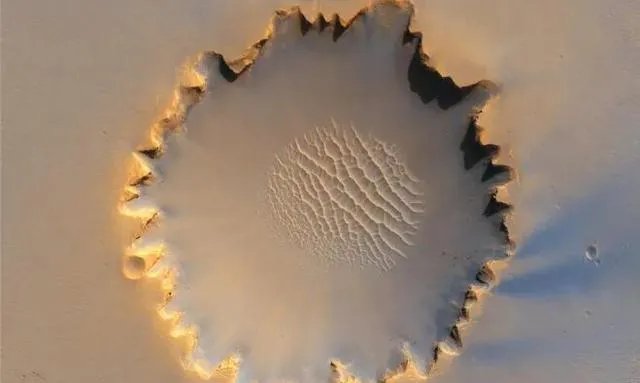 好奇号传回一张火星照片,发现一个球状不明物,谁留下的?