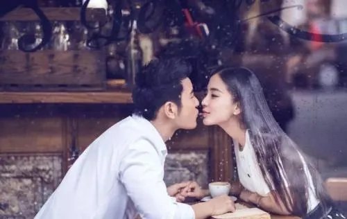 张馨予跟何捷因为上节目认识相恋，你跟你对象是怎么认识在一起的呢？