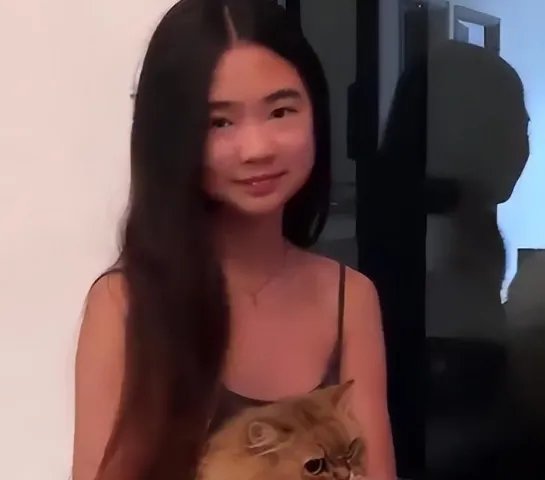 曹格女儿Grace12岁了，穿吊带衫显成熟长发飘飘，她的变化有多大？