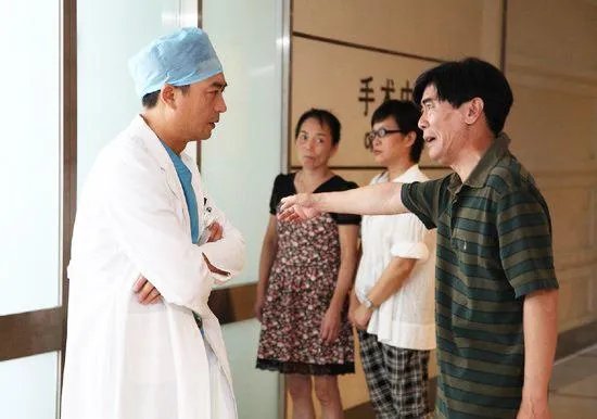 湖北汉川市一医院多次强制员工捐款，女护士发文怒怼后被要求写检讨，你怎么看？