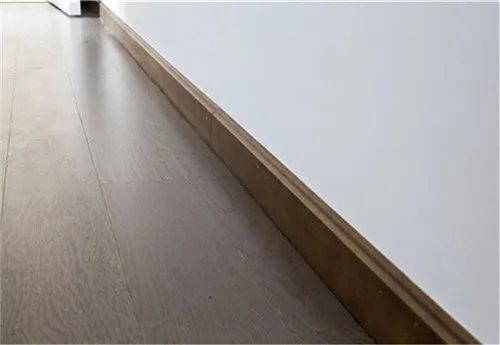 实木踢脚线用什么胶粘接牢固