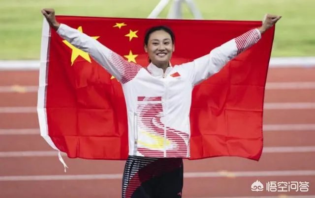 中国撑杆跳女神李玲夺冠后,明目张胆的给裁判和工作人员发糖,对此你怎么看?