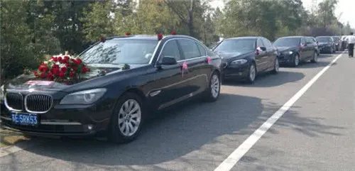 宝马7系婚车租赁价格一览表   新人租婚车需注意什么
