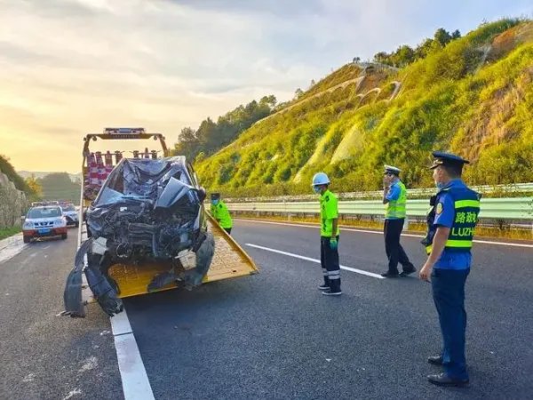 黑龙江勃利县发生重大交通事故造成15死1伤，事故发生的原因是什么？