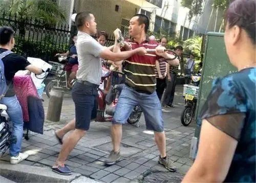 上海地铁两女子互相掌掴厮打,她们为何要这么做?