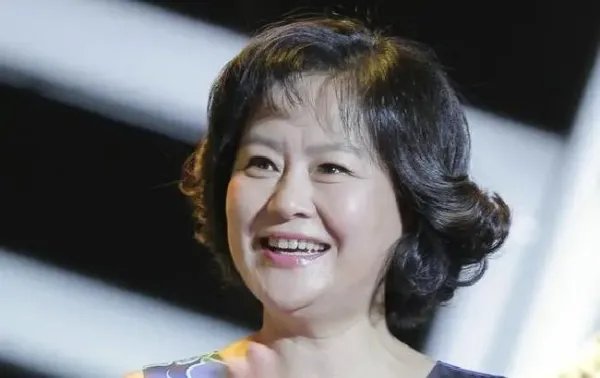 56岁鞠萍姐姐无美颜状态曝光，你看过鞠萍姐姐主持的哪些节目？