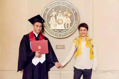 如何看待何猷君发文辟谣患新冠肺炎这件事情？