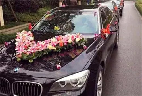宝马7系婚车租赁价格一览表   新人租婚车需注意什么