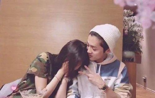 关晓彤鹿晗深夜激吻被拍,关晓彤对此作何回应?