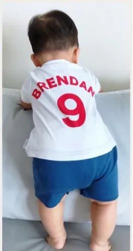 胡杏儿儿子背影照是什么样子的?