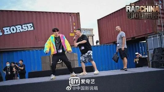 如何看待giao哥亲药水哥的行为？是在博眼球吗？