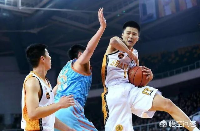 刘冠岑误伤易建联，不仅不道歉反倒回应做事不是做秀做好自己，请球迷思考，你怎么看？