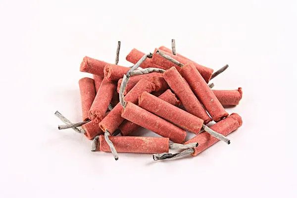 12岁男孩初一玩鞭炮左手5指全断,事情的起因是什么?