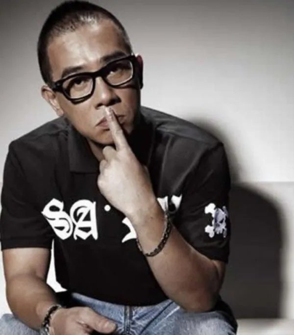 被称是极品穷人的陈小春，资产身价到底有多少？