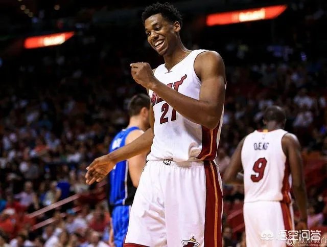 白边自称是传统中锋代表，曾经和恩比德大打口水战，今天两人场上相遇，结果如何？