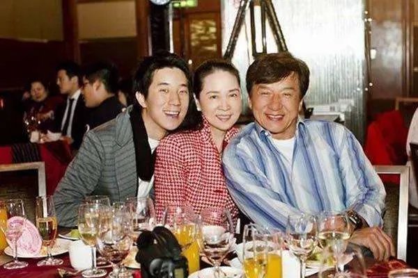 小龙女吴卓林一直跟吴绮莉生活，吴绮莉这个妈妈做得怎么样？