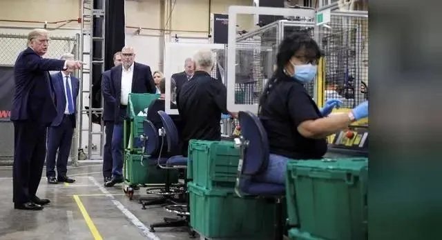 特朗普参观口罩工厂，只戴护目镜，坚决不戴口罩，对他的这波操作，你怎么看？