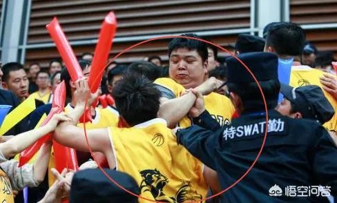 季后赛广厦无缘四强，比赛中球迷突然爆发冲突，打架者被带离球场，当时发生了什么？