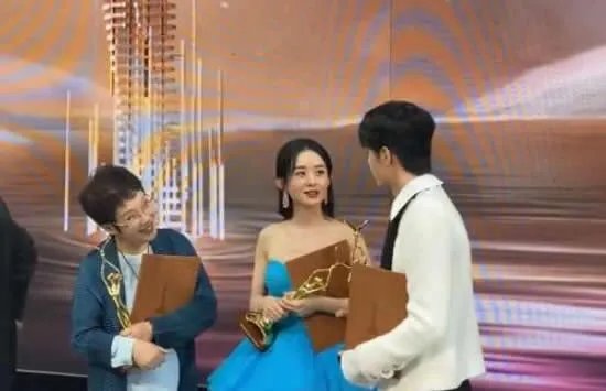 赵丽颖给王一博介绍前辈 一个细节看出来王一博的反应