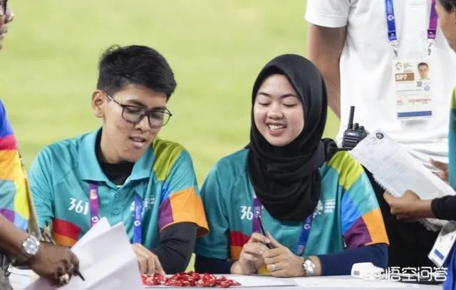 中国撑杆跳女神李玲夺冠后,明目张胆的给裁判和工作人员发糖,对此你怎么看?