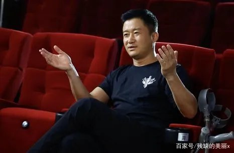 《战狼》登顶榜一，吴京却因口误被人批评，李连杰说了什么才救下吴京的？
