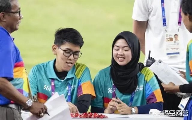 中国撑杆跳女神李玲夺冠后,明目张胆的给裁判和工作人员发糖,对此你怎么看?