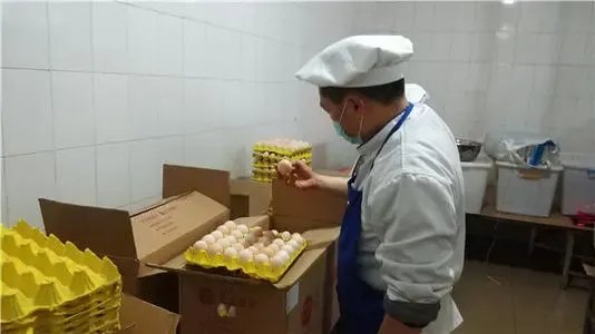 河北一家长反映食堂卫生问题被拘，校方对此事做出了什么回应？