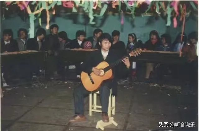 想从头自学古典吉他。请大家推荐一本很好的教学书？