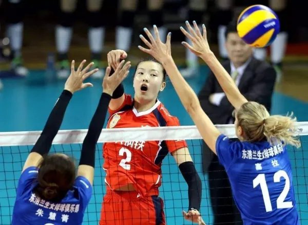 排球比赛中，在某种情况的时候。排球可以用脚踢吗？