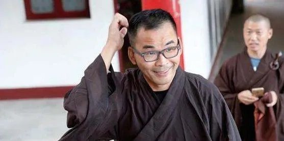 中国首个“剃度出家”的富豪老总，隐居深山11年，家人拒绝相认，为何？