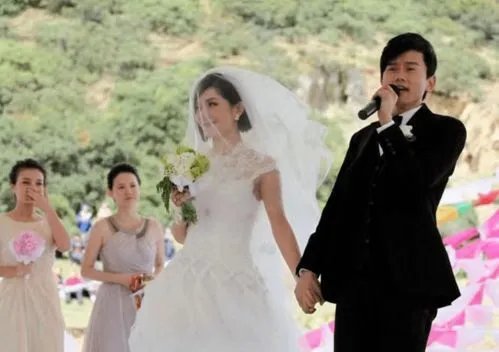 谢娜挺超大孕肚现身深圳，张杰紧随呵护爱妻，他们的感情为何一直这么好？