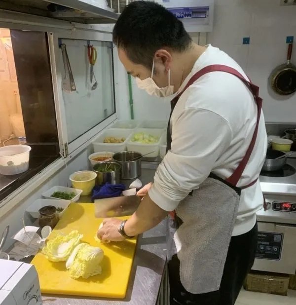 老板不愿裁员开饭馆养员工的做法，对员工有何意义？