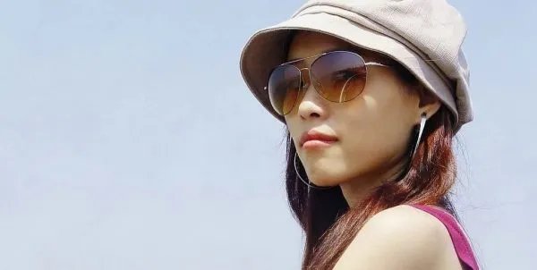 15岁女孩跳楼砸死父亲，她为何要跳楼？